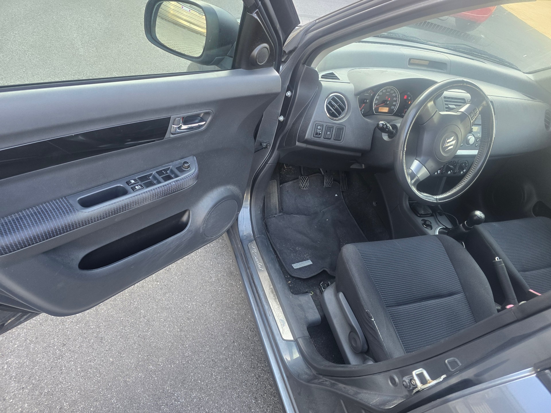 SUZUKI Swift 1.3i 16V GL Top Piz Sulai LE 4x4-image-8