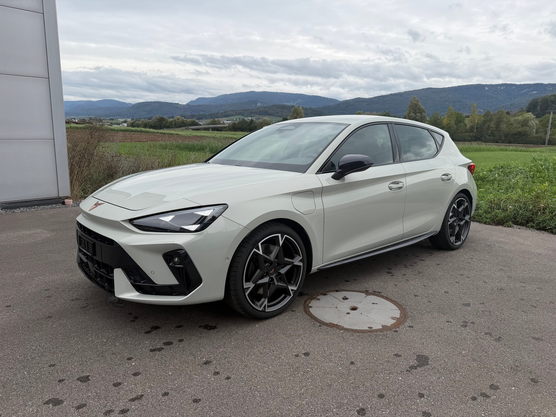 CUPRA E-HYBRID / PRIME EDITION - SERVICES GRATUITS 5 ANS / 100'000 KMS - LEASING 530.- / MOIS SANS APPORT-image-1