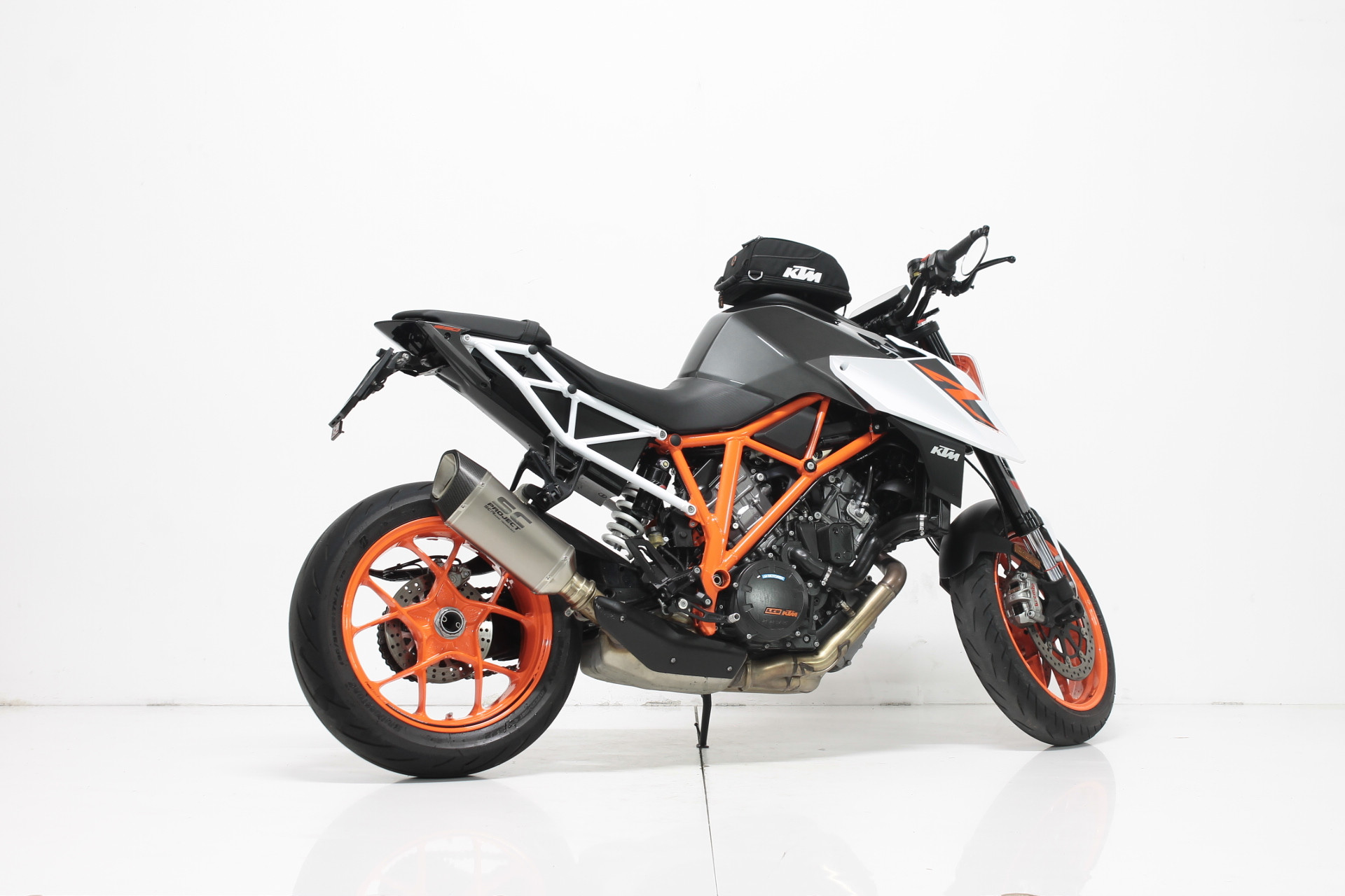 KTM 1290 Super Duke R-showroom-element-1