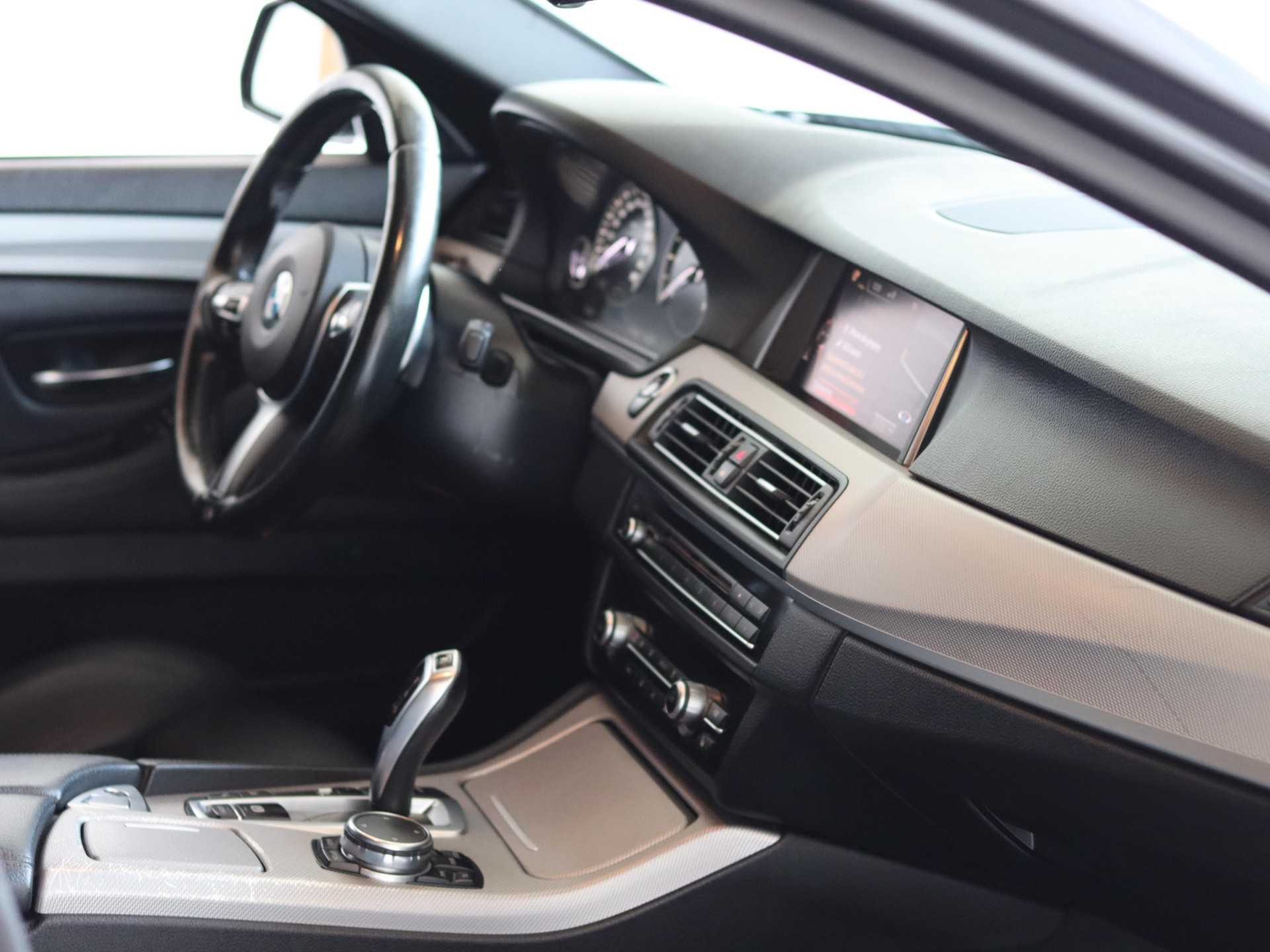 BMW 520d Touring xDrive M Sport Steptronic-image-14