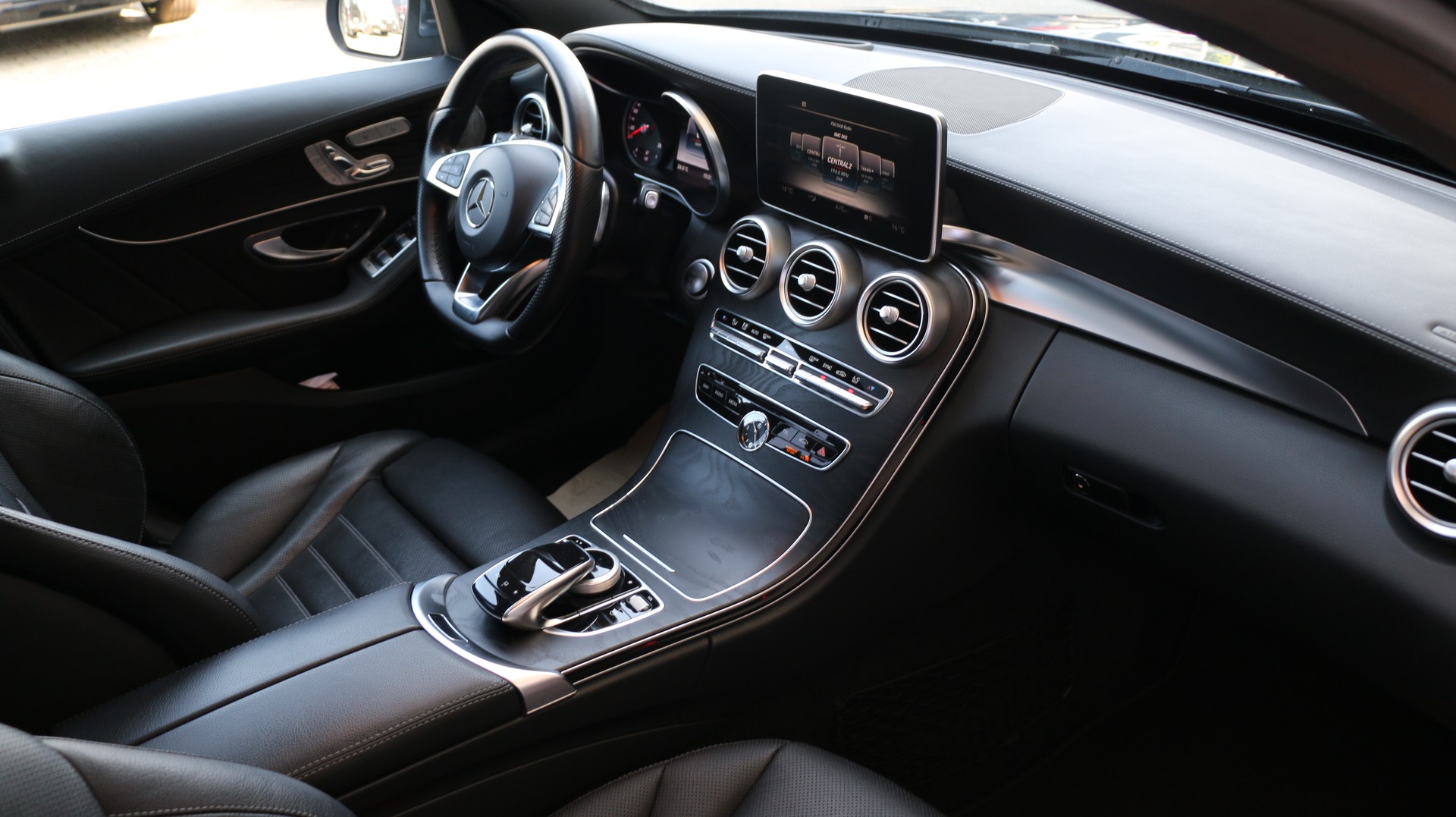 MERCEDES-BENZ C 400 AMG Line 4Matic-image-17