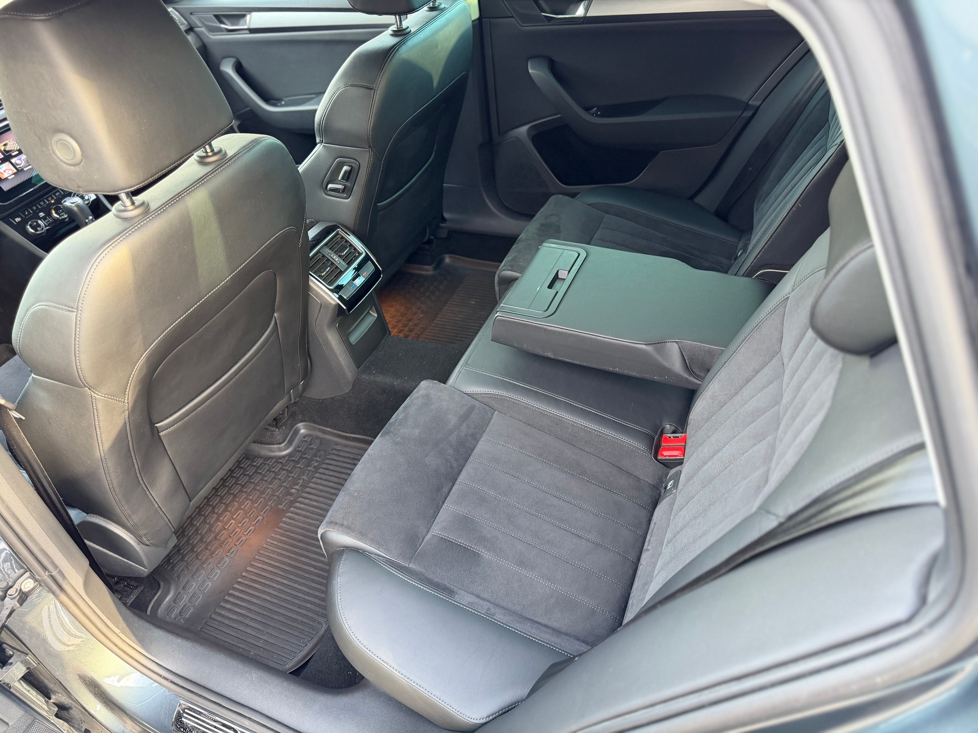 SKODA Superb Combi 2.0 TDi Style 4x4 DSG-image-6