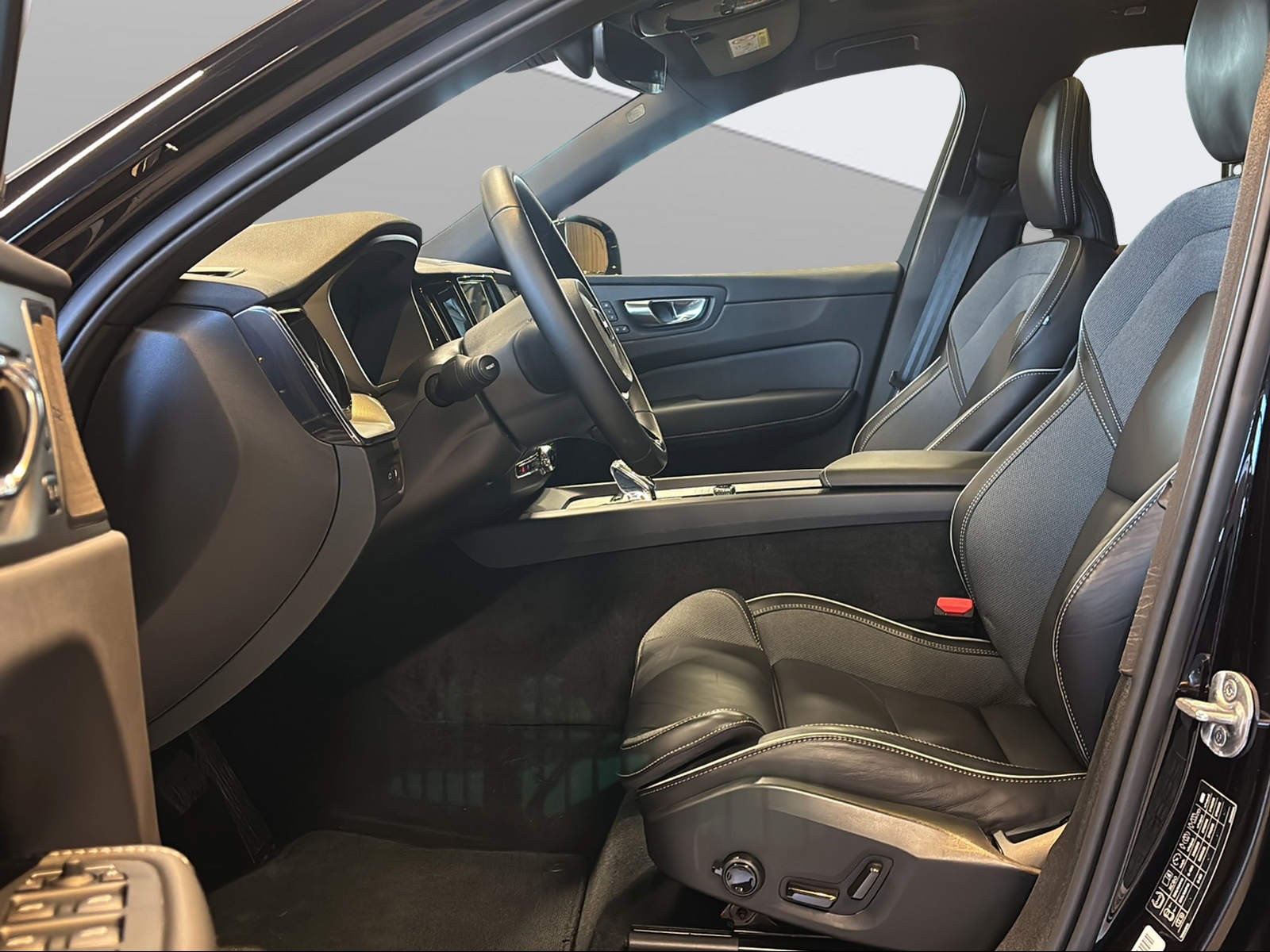 VOLVO XC60 T8 eAWD PluginHybrid Plus Dark Geartronic-image-8