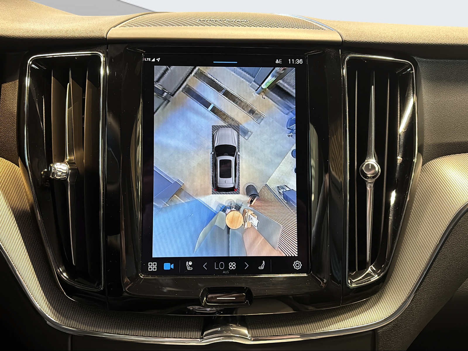 VOLVO XC60 T8 eAWD PluginHybrid Plus Dark Geartronic-image-12