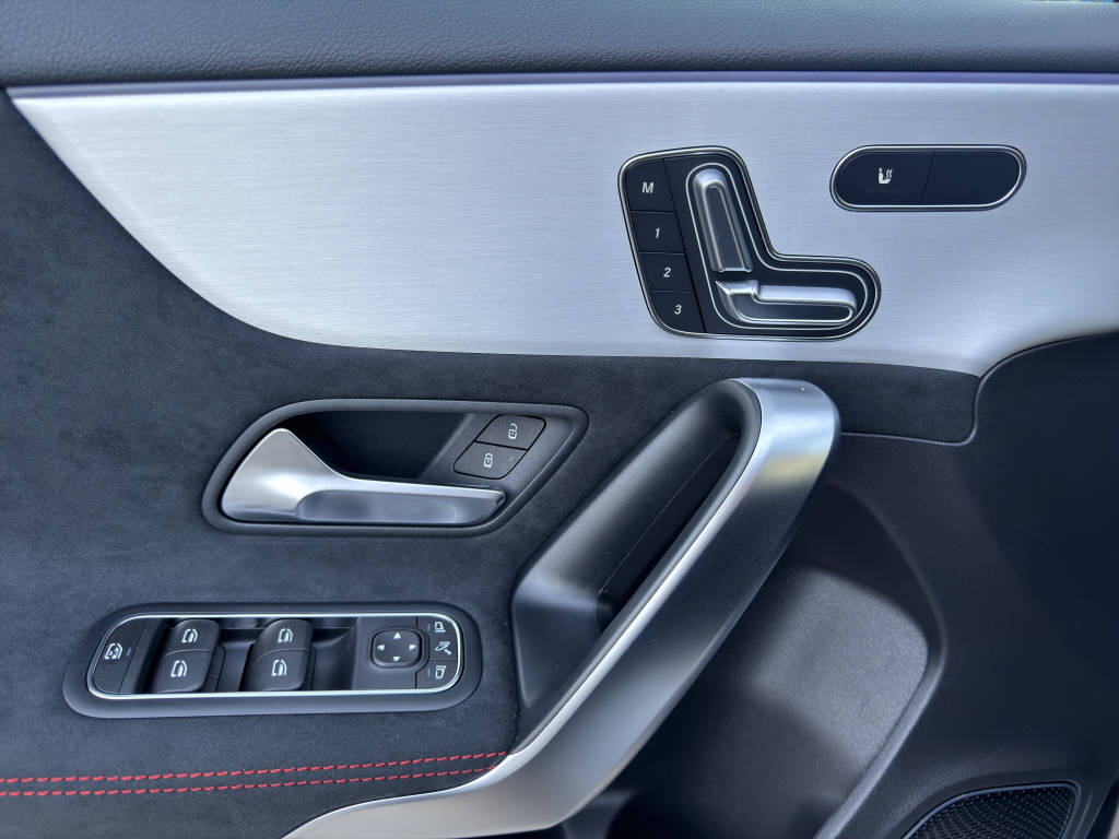 MERCEDES-BENZ A 220 AMG Line 4matic-image-10