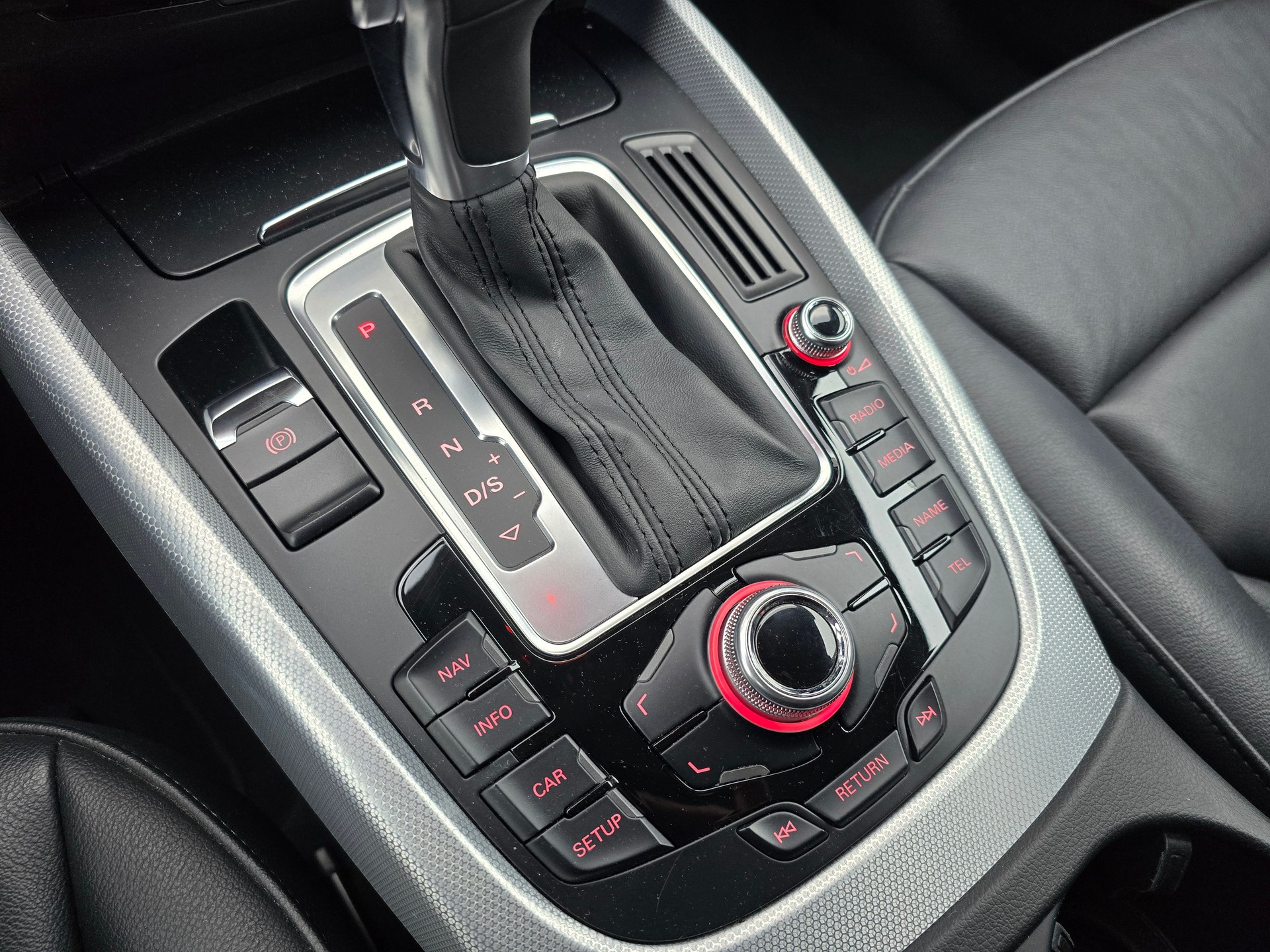 AUDI Q5 2.0 TFSI quattro tiptronic-image-25