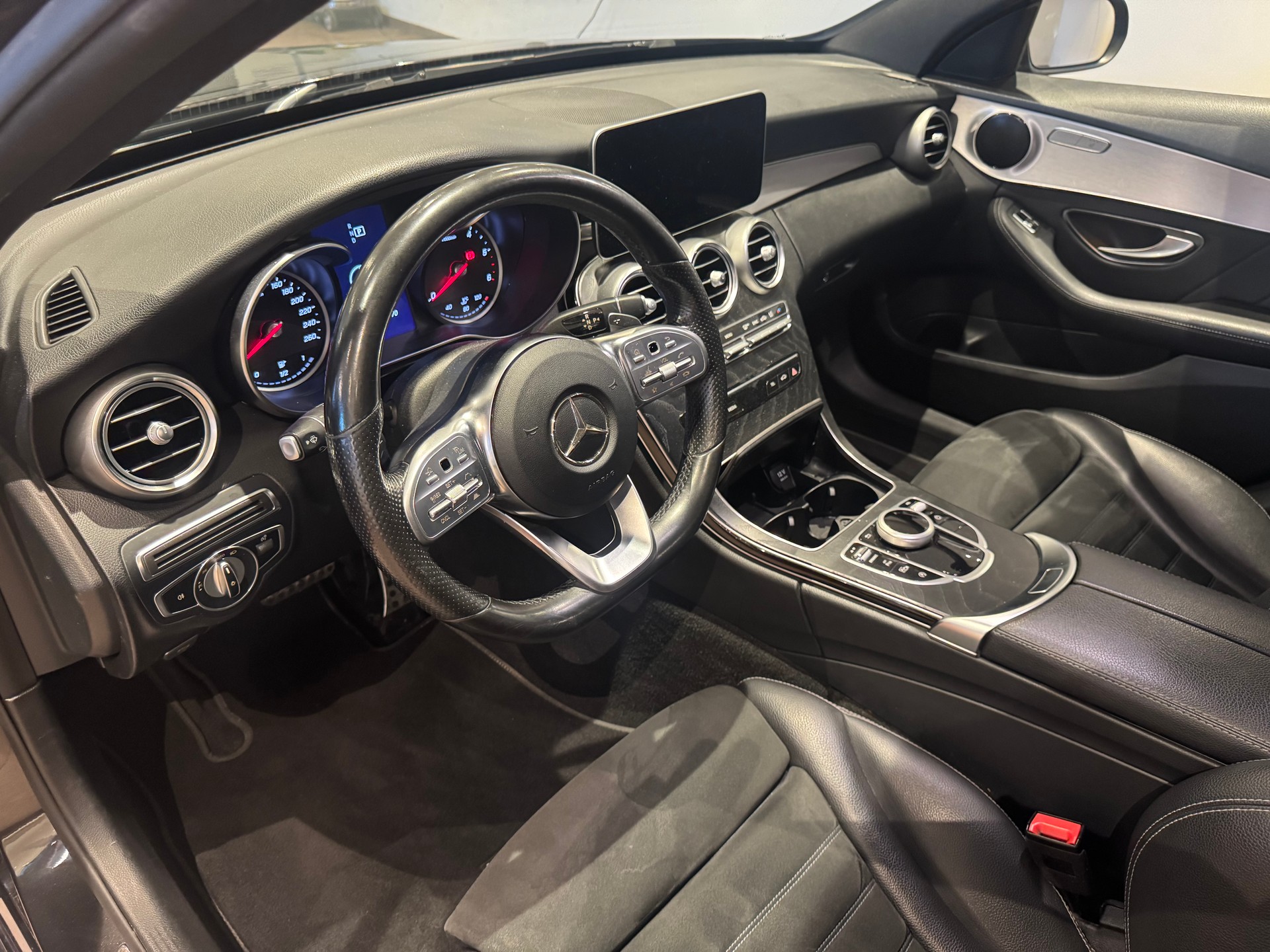 MERCEDES-BENZ C 220 d AMG Line-image-10