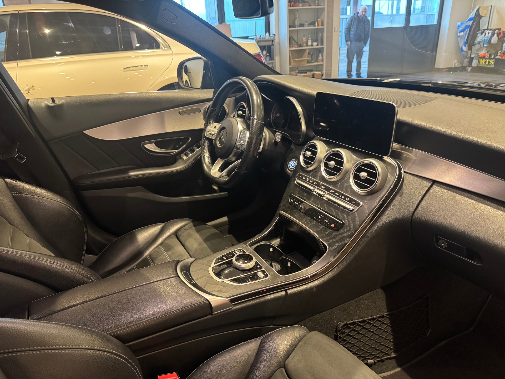 MERCEDES-BENZ C 220 d AMG Line-image-6