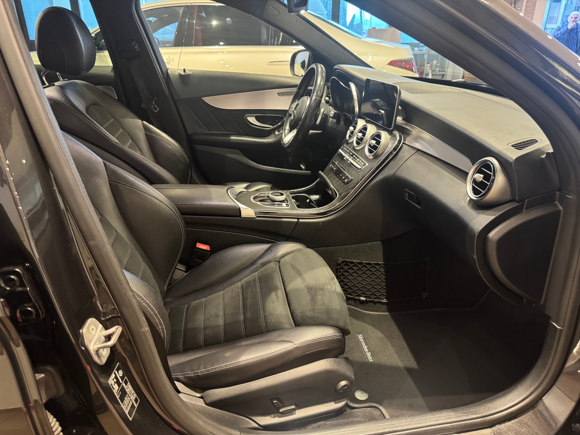 MERCEDES-BENZ C 220 d AMG Line-image-5