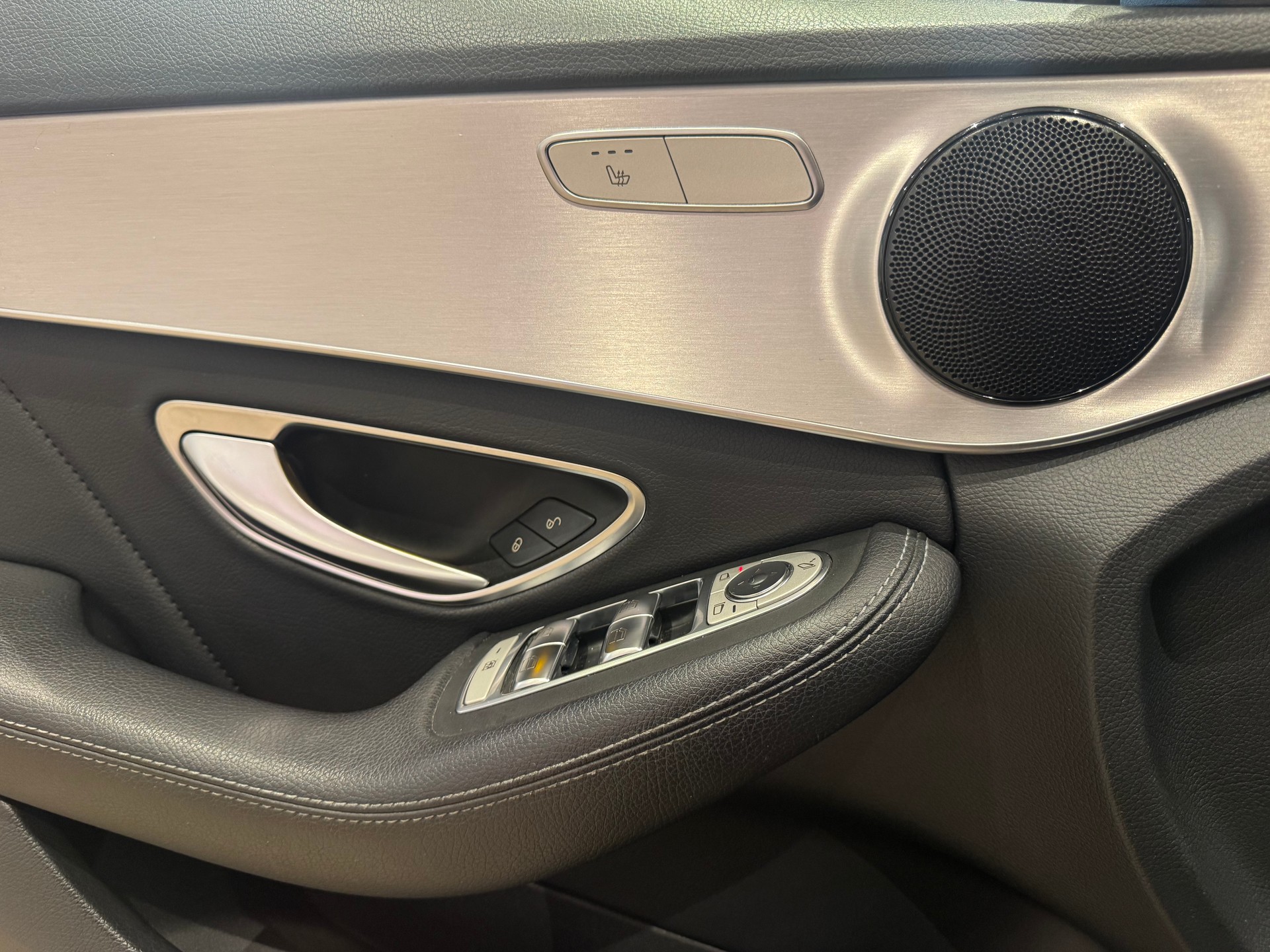 MERCEDES-BENZ C 220 d AMG Line-image-15
