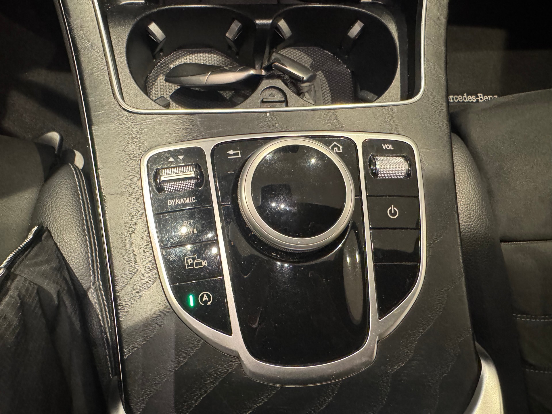 MERCEDES-BENZ C 220 d AMG Line-image-13