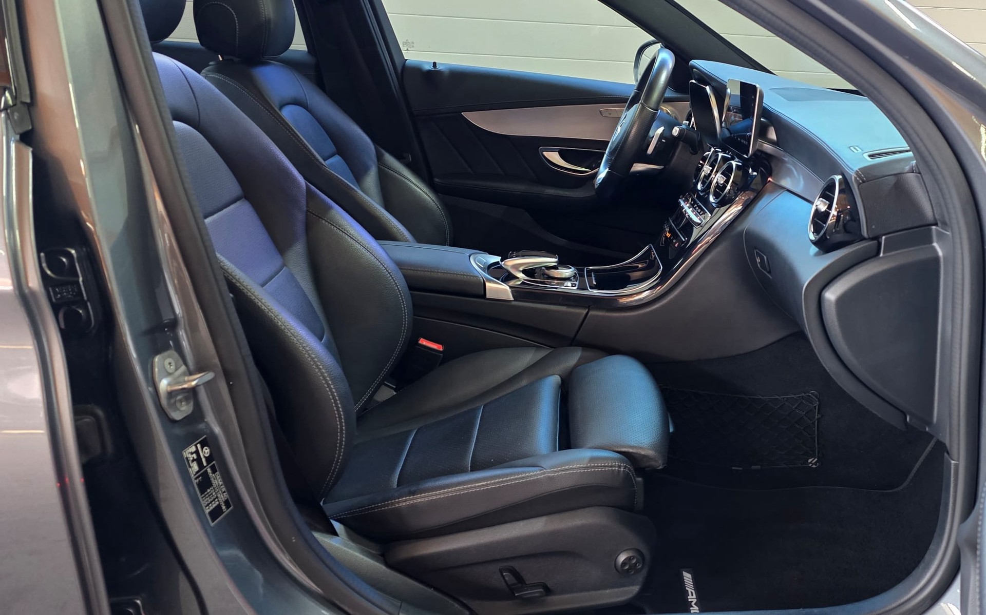 MERCEDES-BENZ C 220 d Swiss Star AMG Line 4Matic 9G-Tronic-image-25