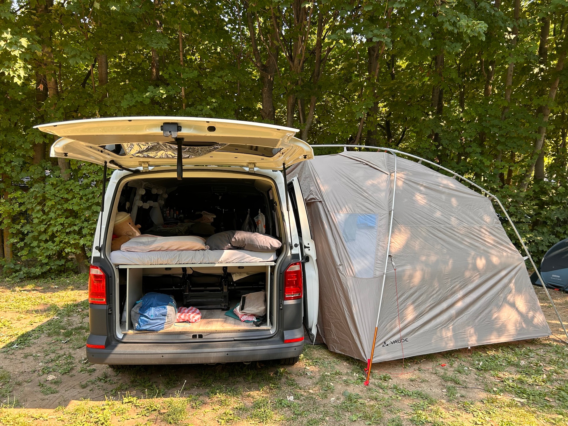 VW Campervan mit cleverem Innenausbau von VanEssa | Top Zustand T6.1 2.0 TDI DSG-image-3