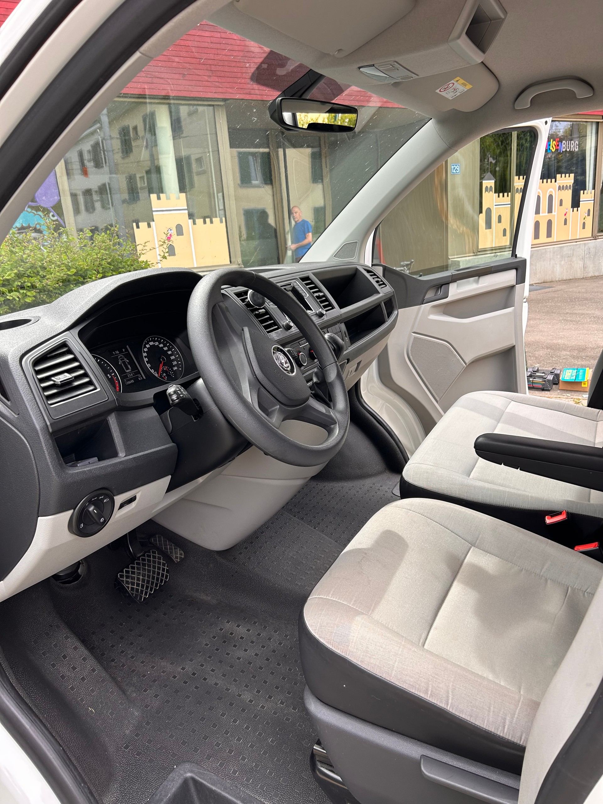 VW Campervan mit cleverem Innenausbau von VanEssa | Top Zustand T6.1 2.0 TDI DSG-image-5