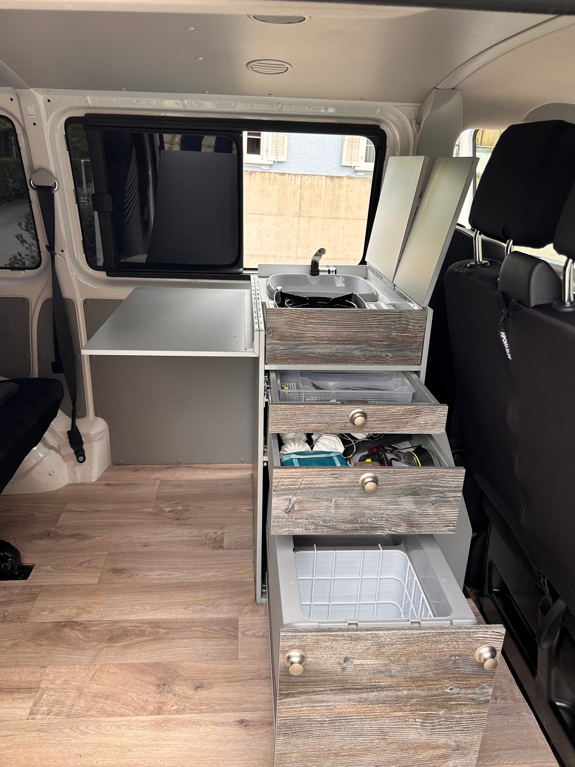 VW Campervan mit cleverem Innenausbau von VanEssa | Top Zustand T6.1 2.0 TDI DSG-image-4