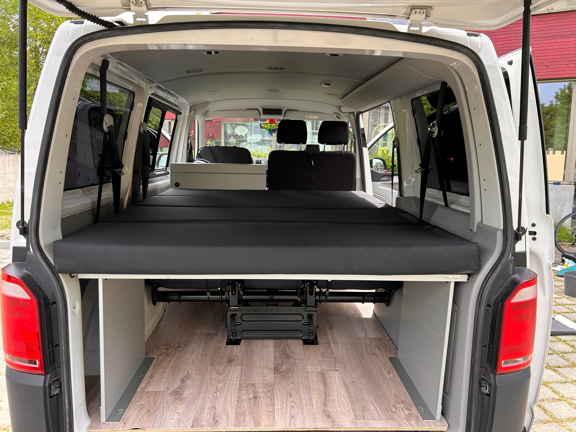 VW Campervan mit cleverem Innenausbau von VanEssa | Top Zustand T6.1 2.0 TDI DSG-image-2