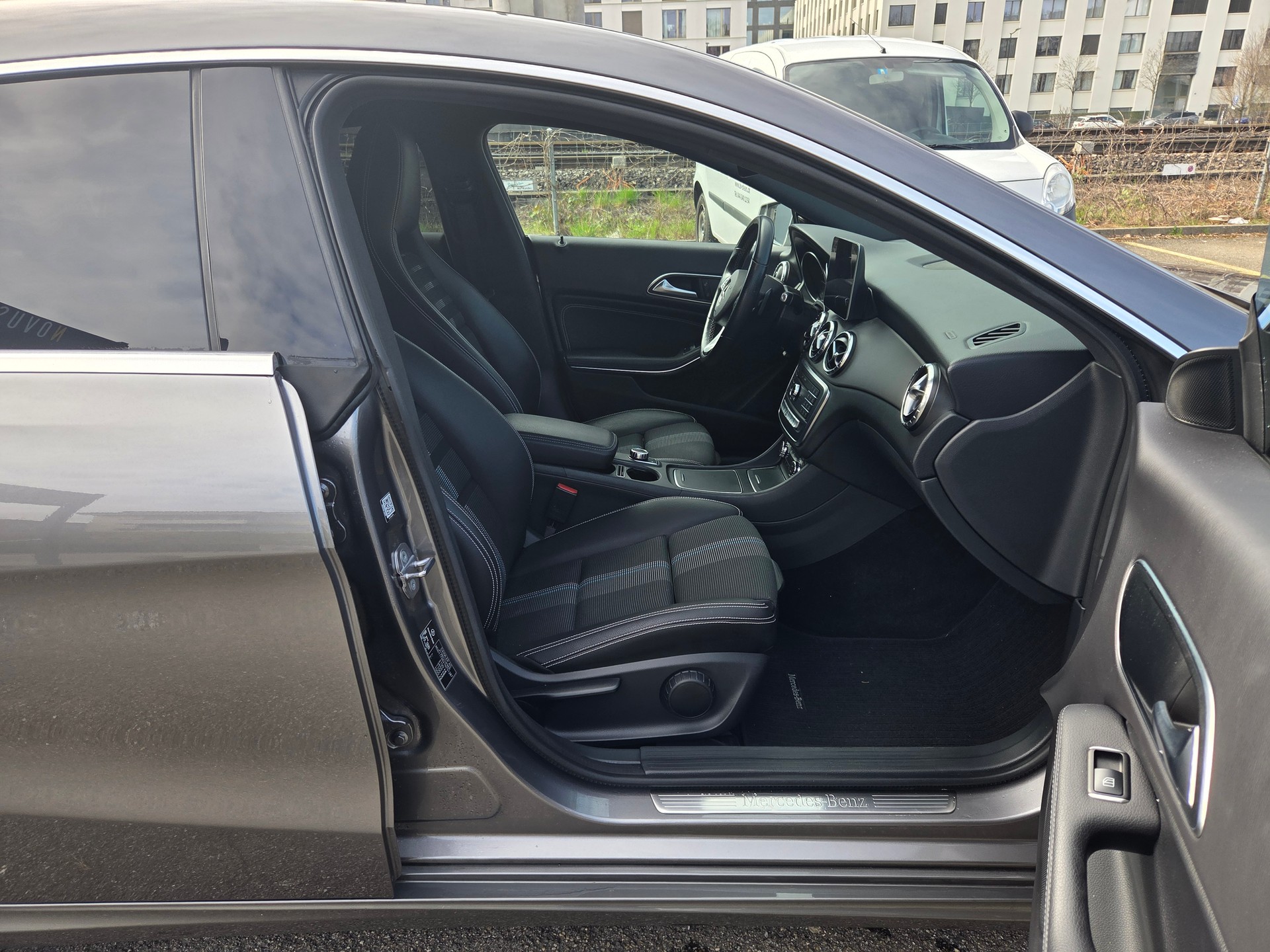 MERCEDES-BENZ CLA Shooting Brake 200 d Swiss Star Ed. 4M 7G-DCT-image-12