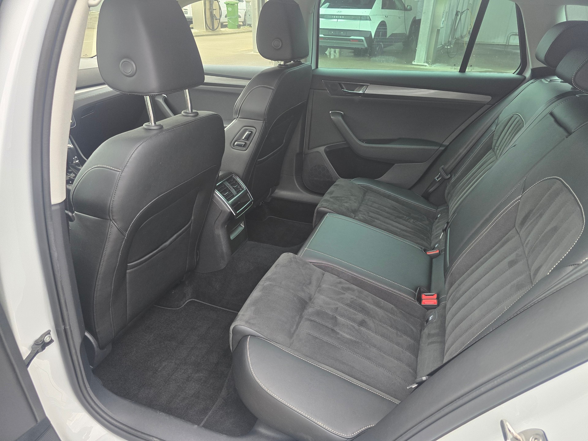 SKODA Superb Combi 2.0 TDi Style 4x4 DSG-image-7