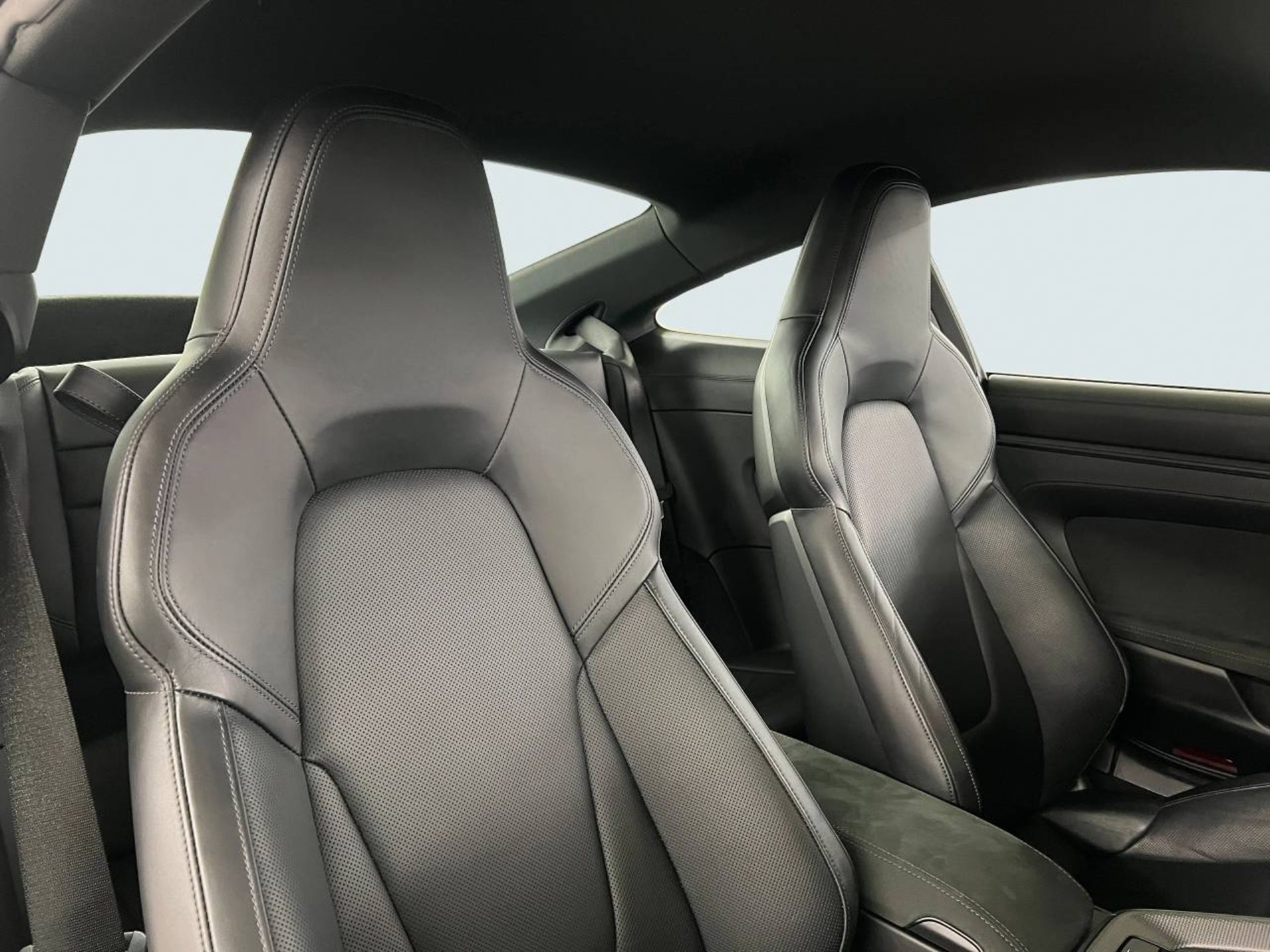 PORSCHE 911 Carrera 4 GTS-image-19
