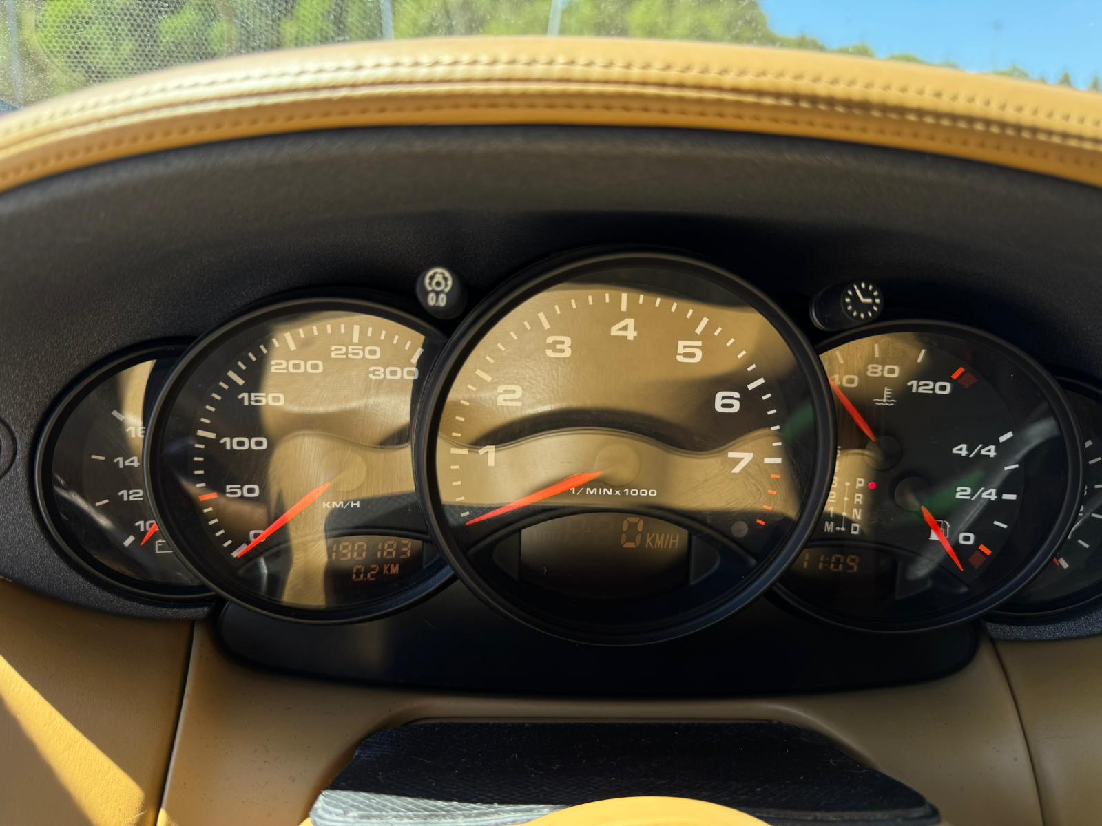 PORSCHE 911 Carrera 4-image-12