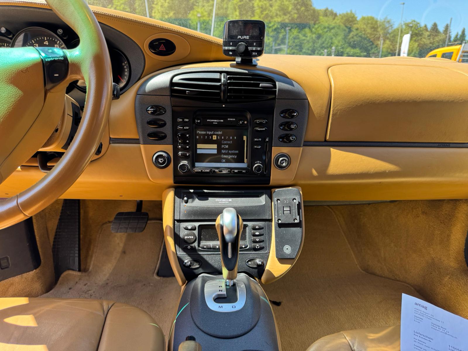 PORSCHE 911 Carrera 4-image-10