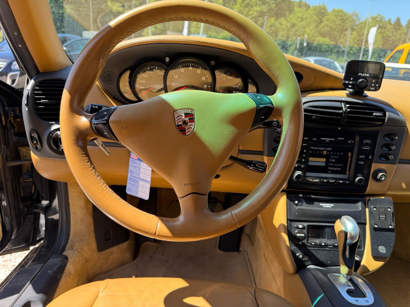 PORSCHE 911 Carrera 4-image-11