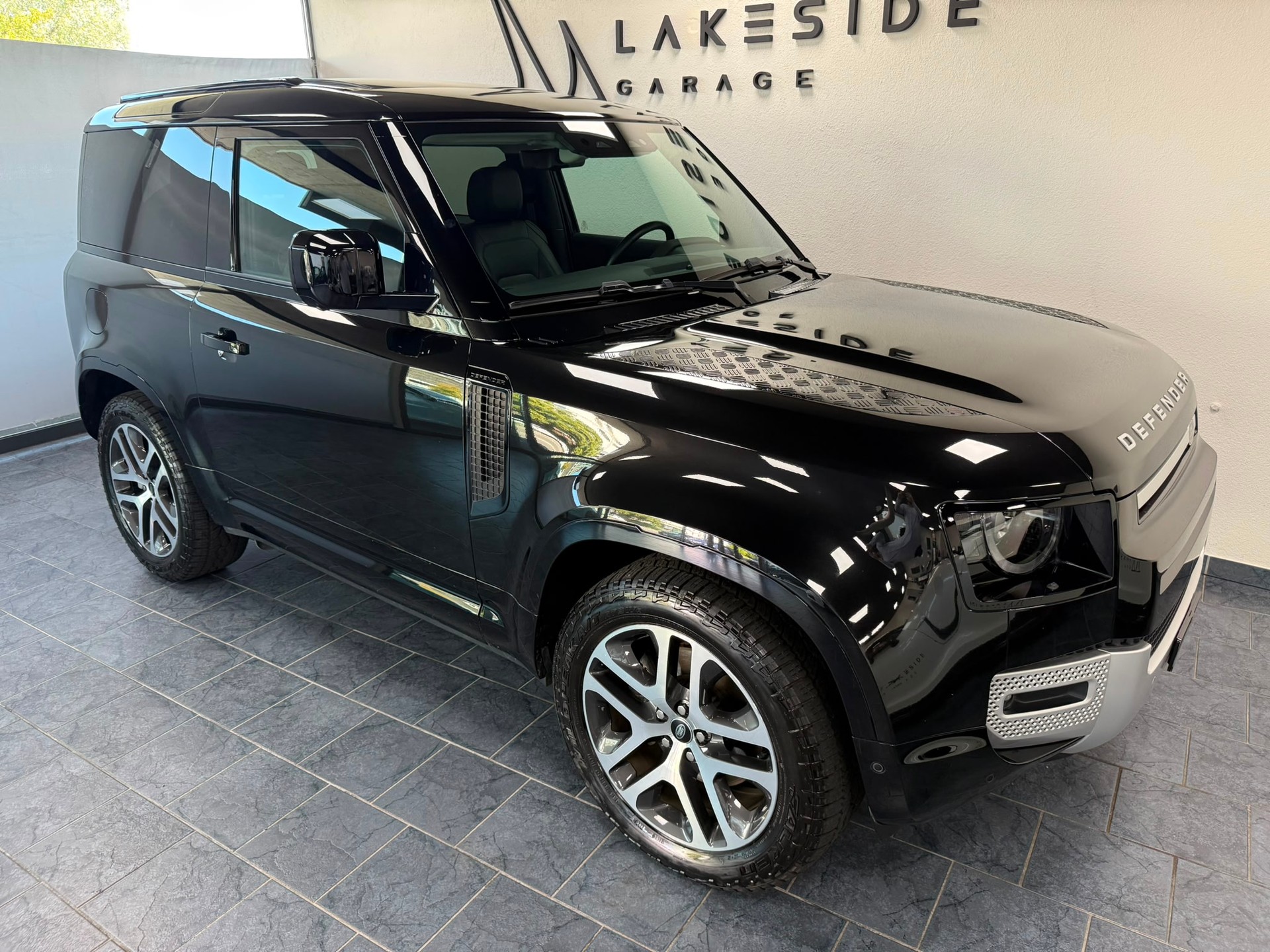 LAND ROVER Defender 90 3.0D I6 250 XS AT8-image-2