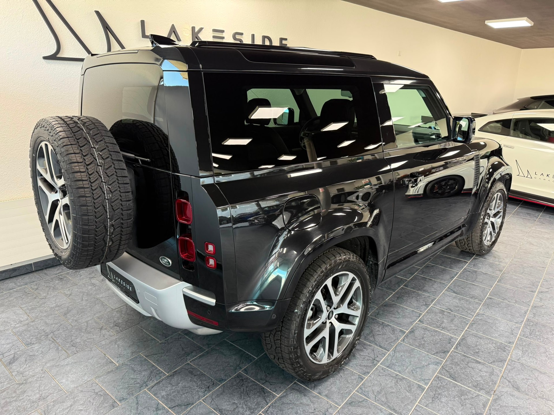 LAND ROVER Defender 90 3.0D I6 250 XS AT8-image-3