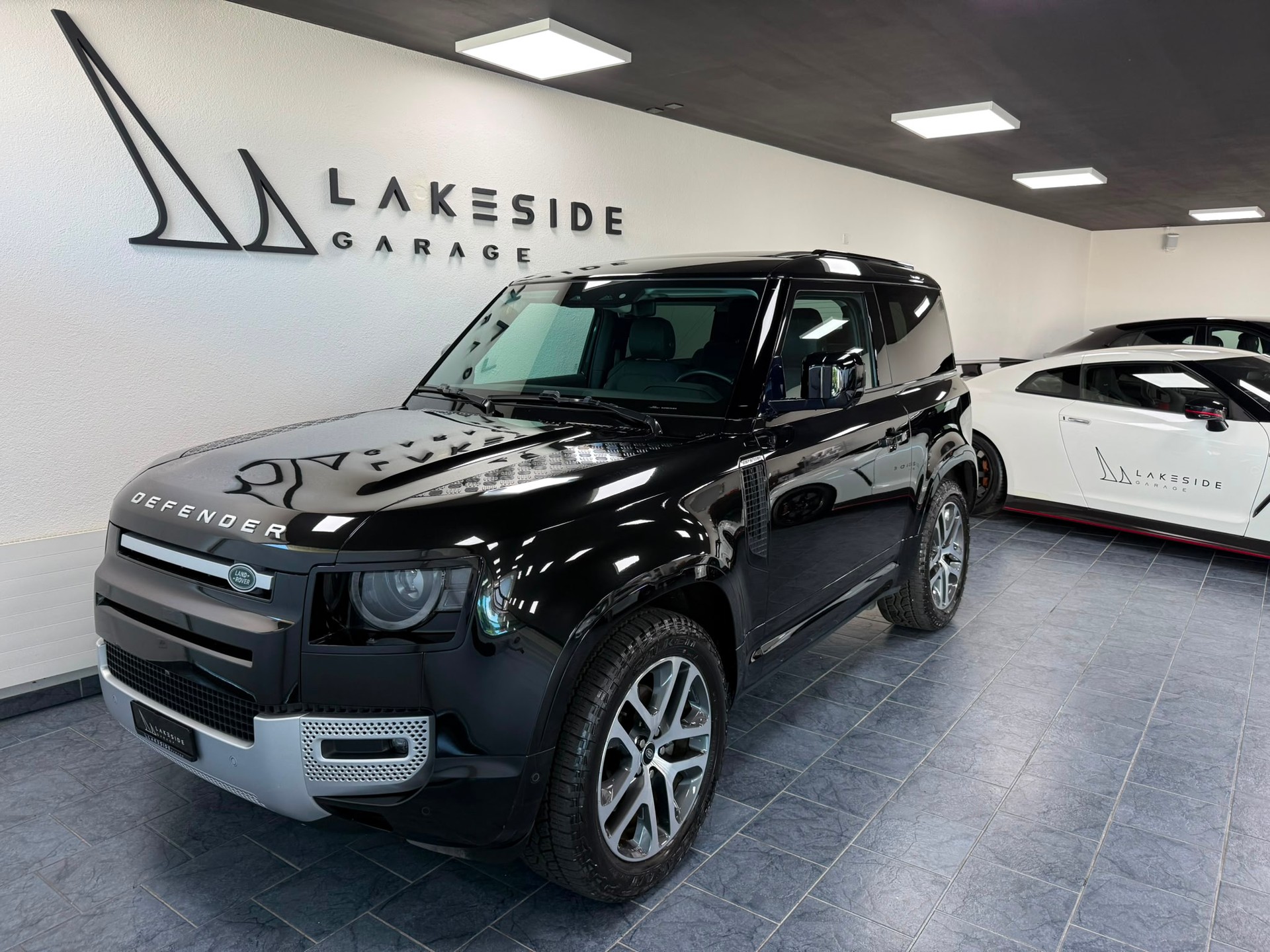 LAND ROVER Defender 90 3.0D I6 250 XS AT8-image-0