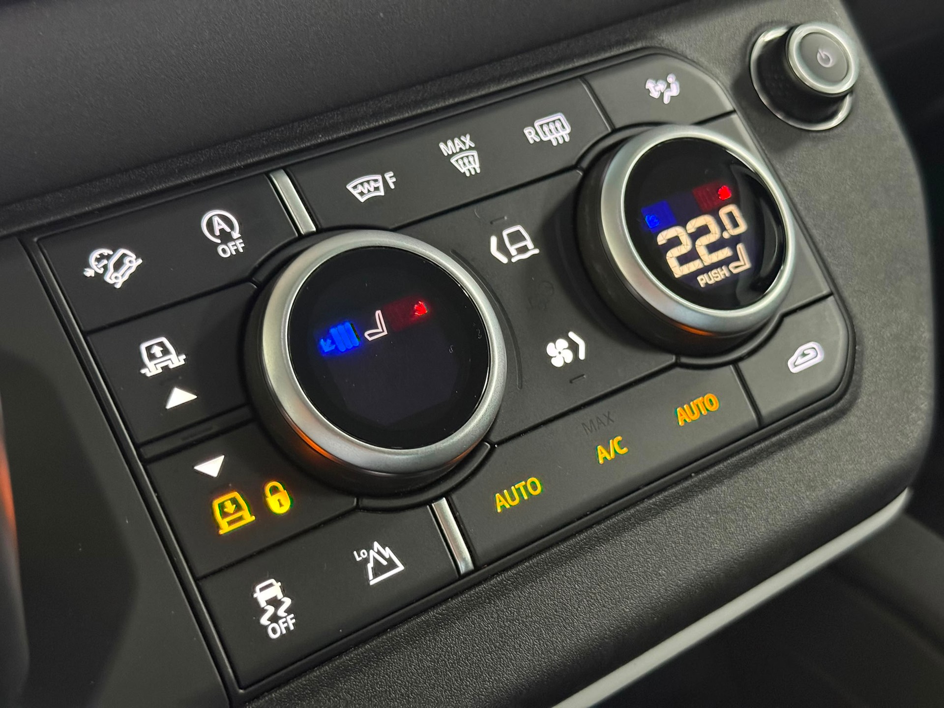 LAND ROVER Defender 90 3.0D I6 250 XS AT8-image-21
