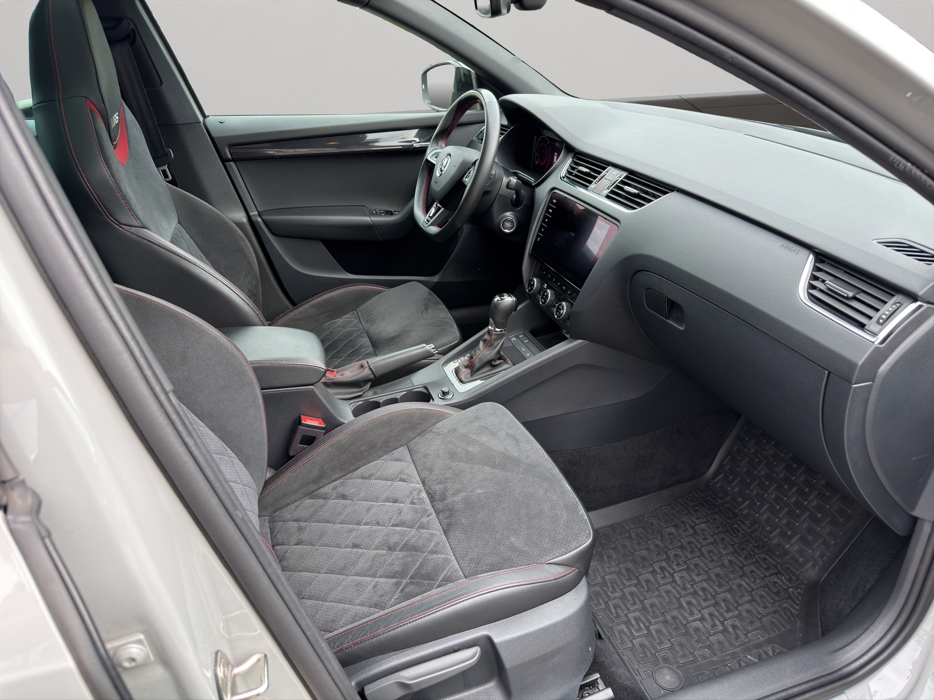 SKODA Octavia Combi 2.0 TDI RS 4x4 DSG-image-11