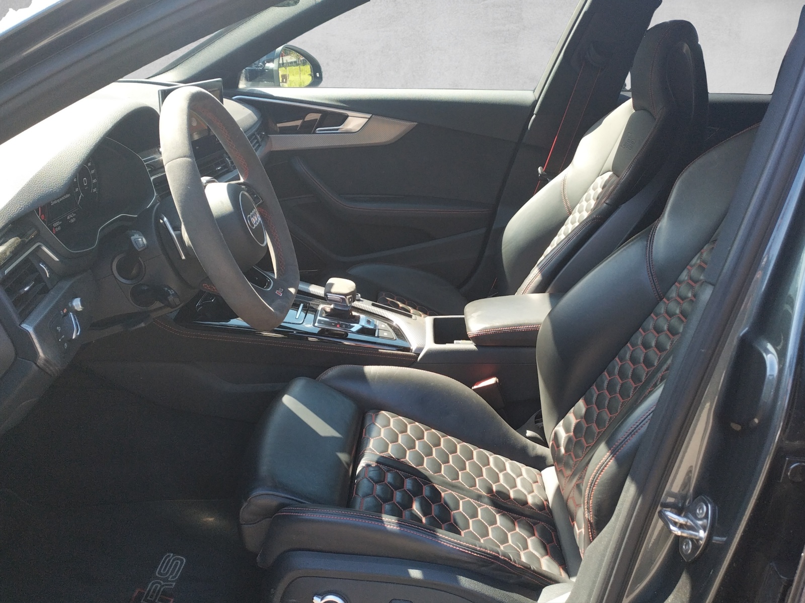 AUDI RS4 Avant quattro tiptronic-image-8