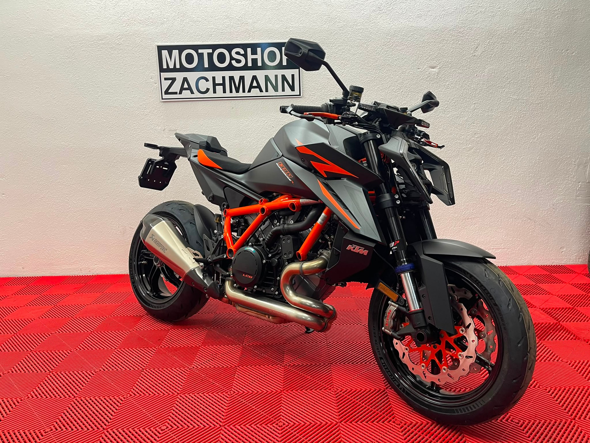 KTM 1390 Super Duke R EVO-showroom-element-1
