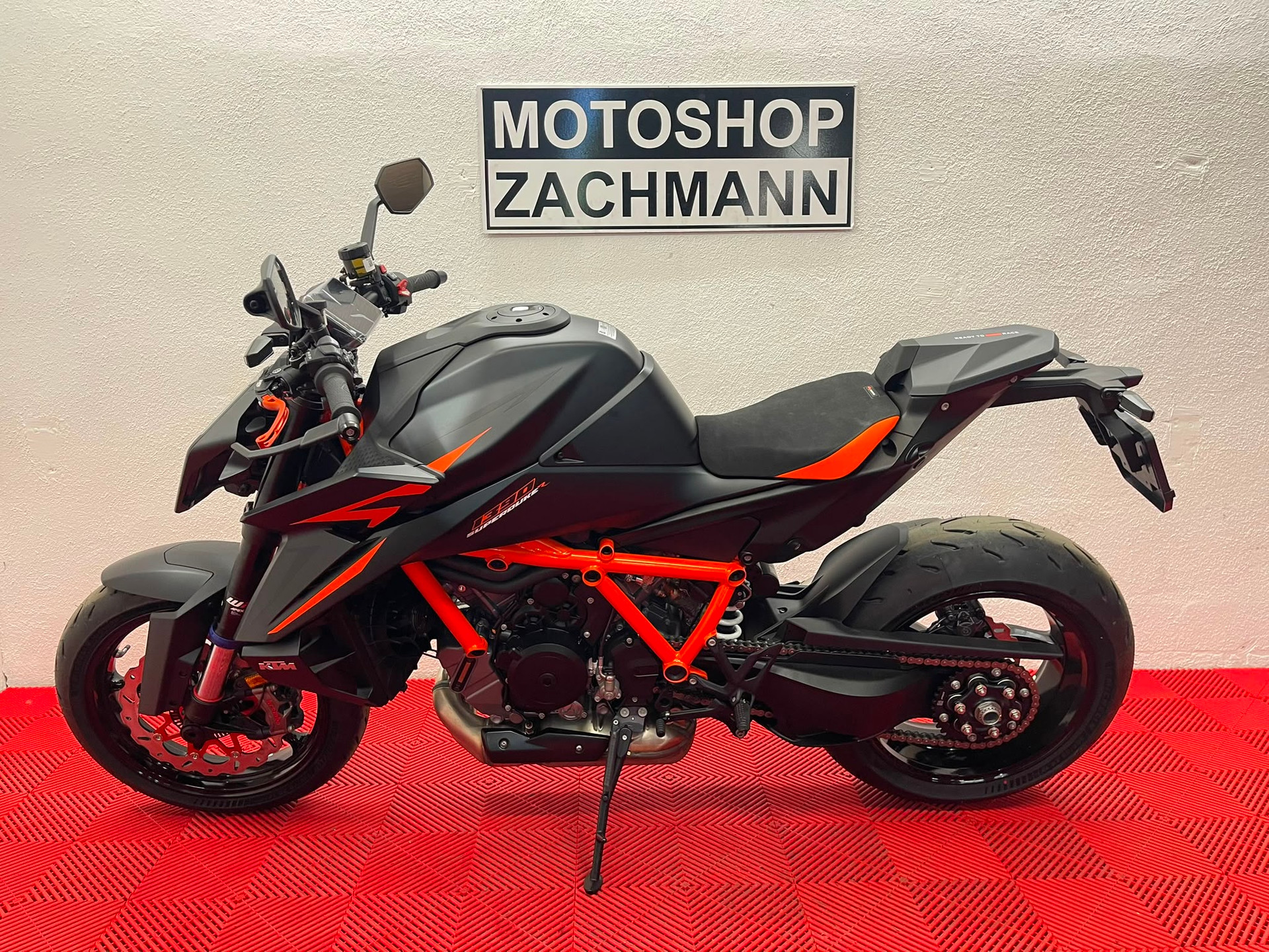 KTM 1390 Super Duke R EVO-showroom-element-3