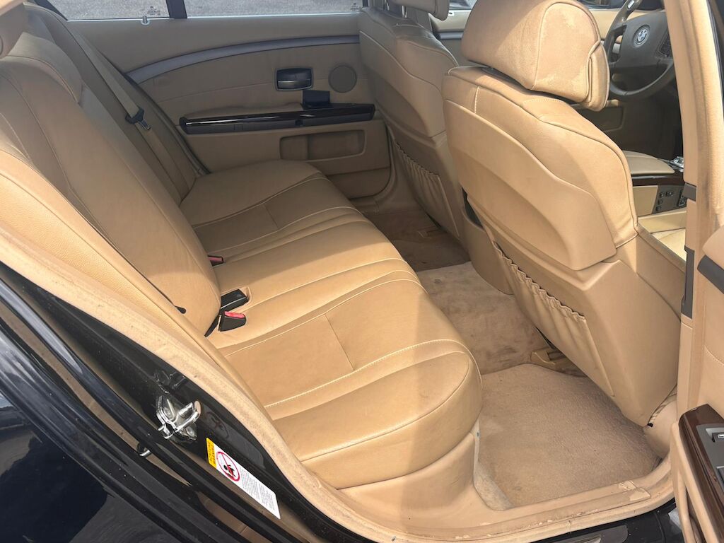 BMW 735i-image-12