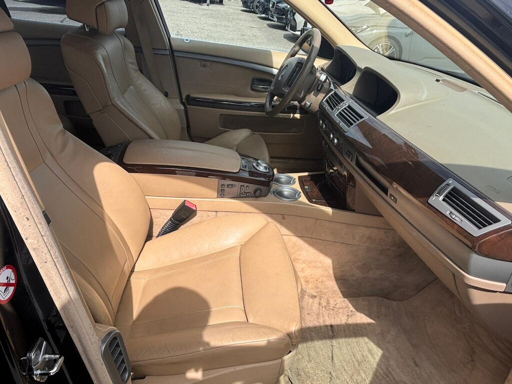 BMW 735i-image-13