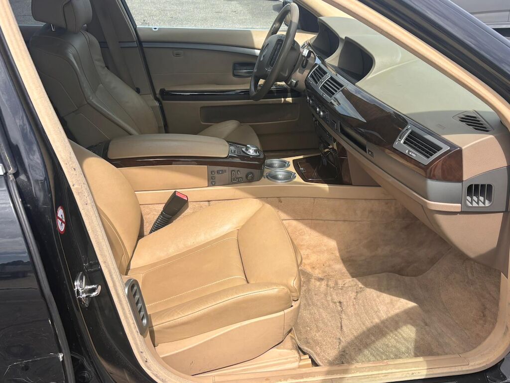 BMW 735i-image-11