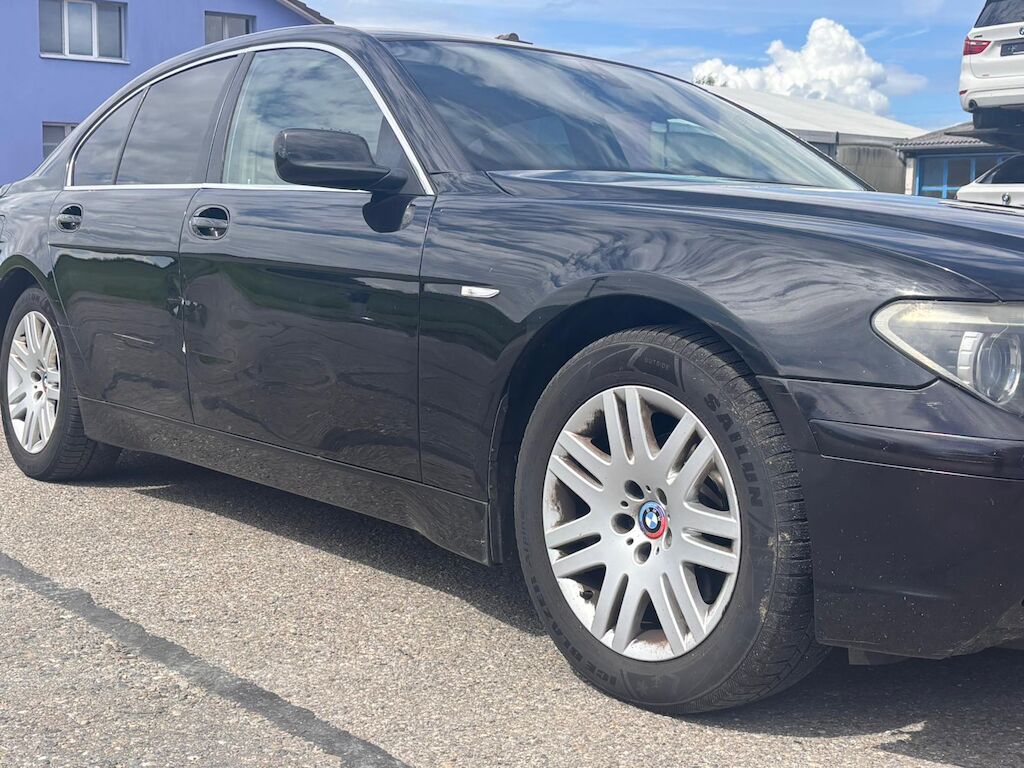 BMW 735i-image-8