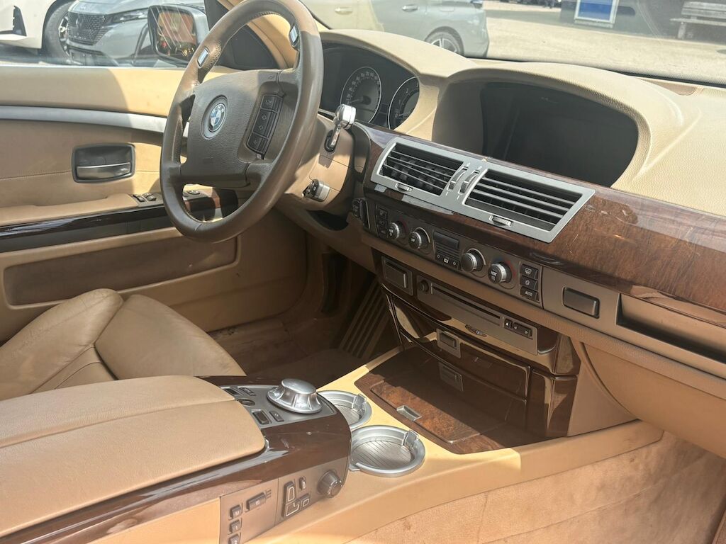 BMW 735i-image-15