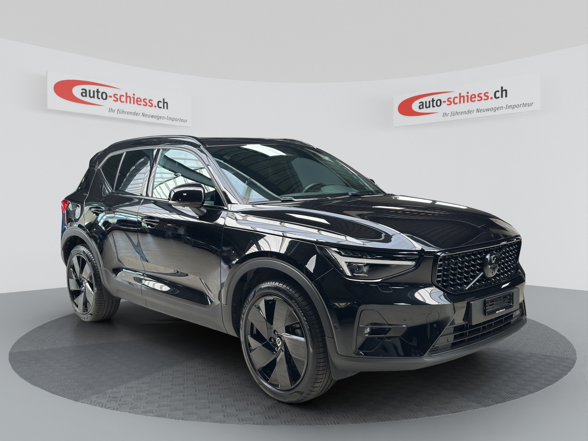 VOLVO XC40 B3 Benzin Mild Hybrid Plus Black Edition-image-0