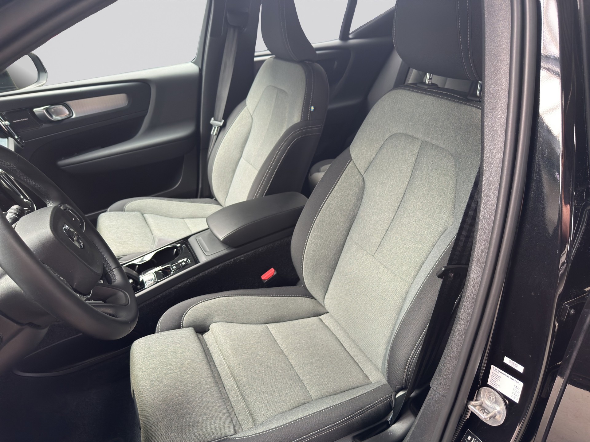 VOLVO XC40 B3 Benzin Mild Hybrid Plus Black Edition-image-5