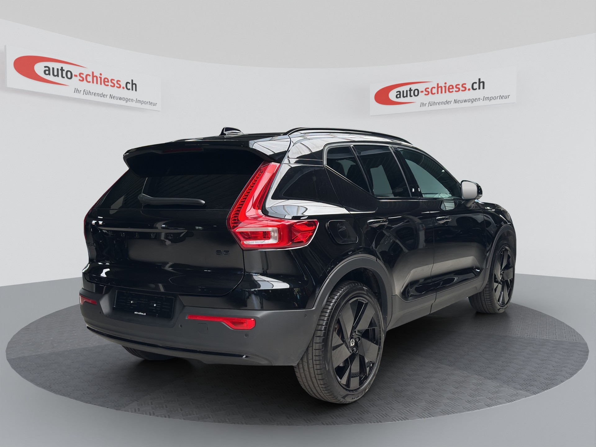 VOLVO XC40 B3 Benzin Mild Hybrid Plus Black Edition-image-4