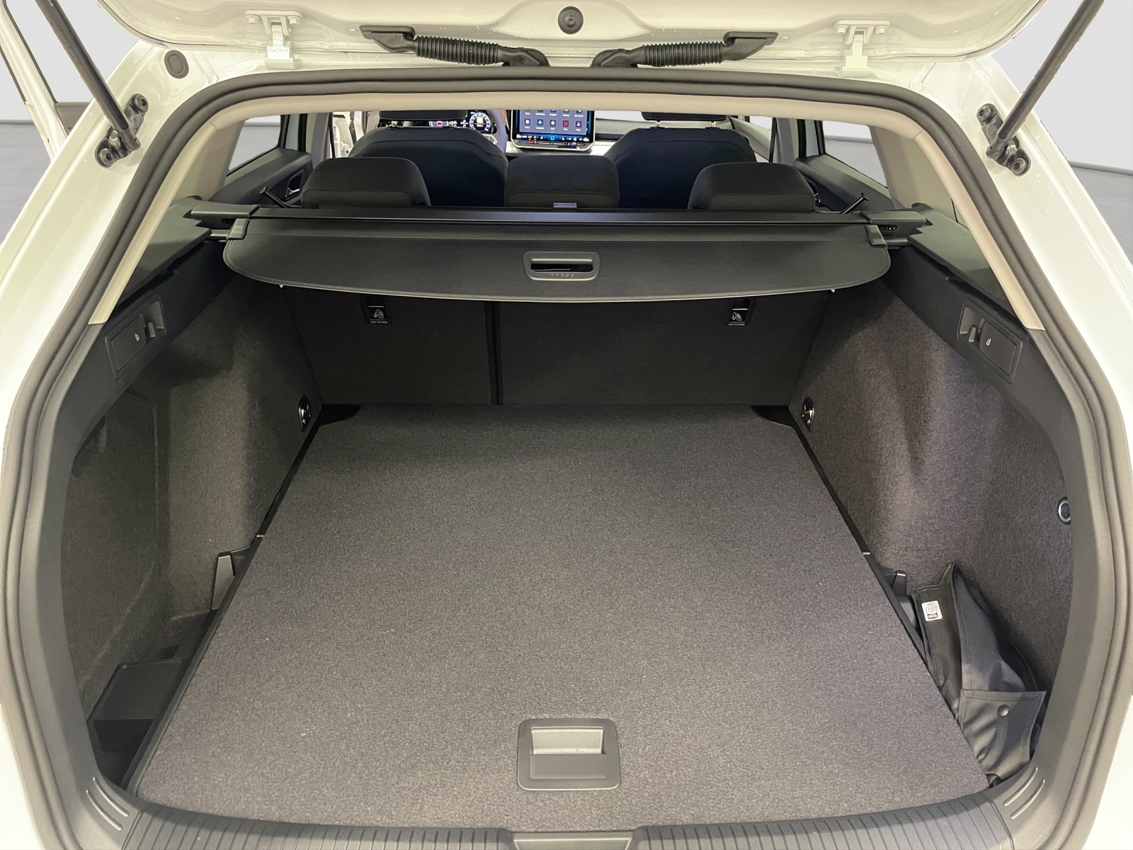 VW Golf Variant 1.5 eTSI mHEV Basis DSG-image-14