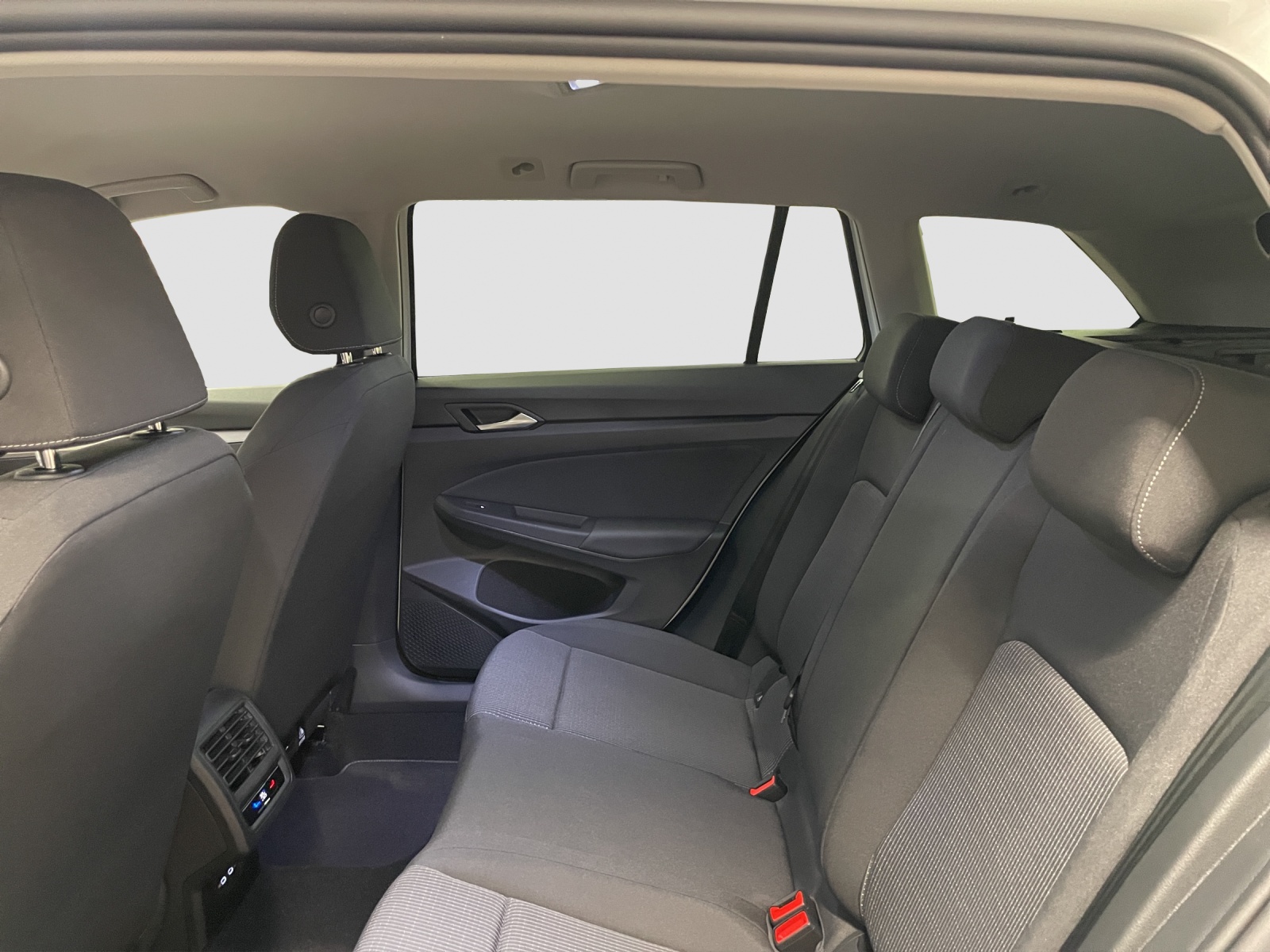 VW Golf Variant 1.5 eTSI mHEV Basis DSG-image-12