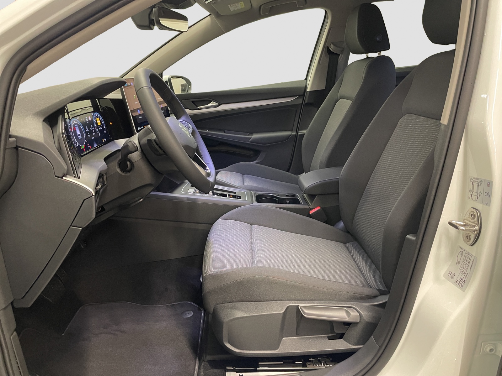 VW Golf Variant 1.5 eTSI mHEV Basis DSG-image-8