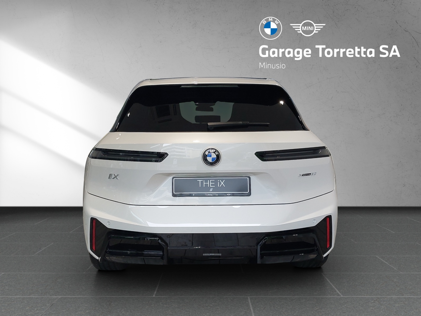 BMW iX xDrive60 M Sport Pro-showroom-element-3