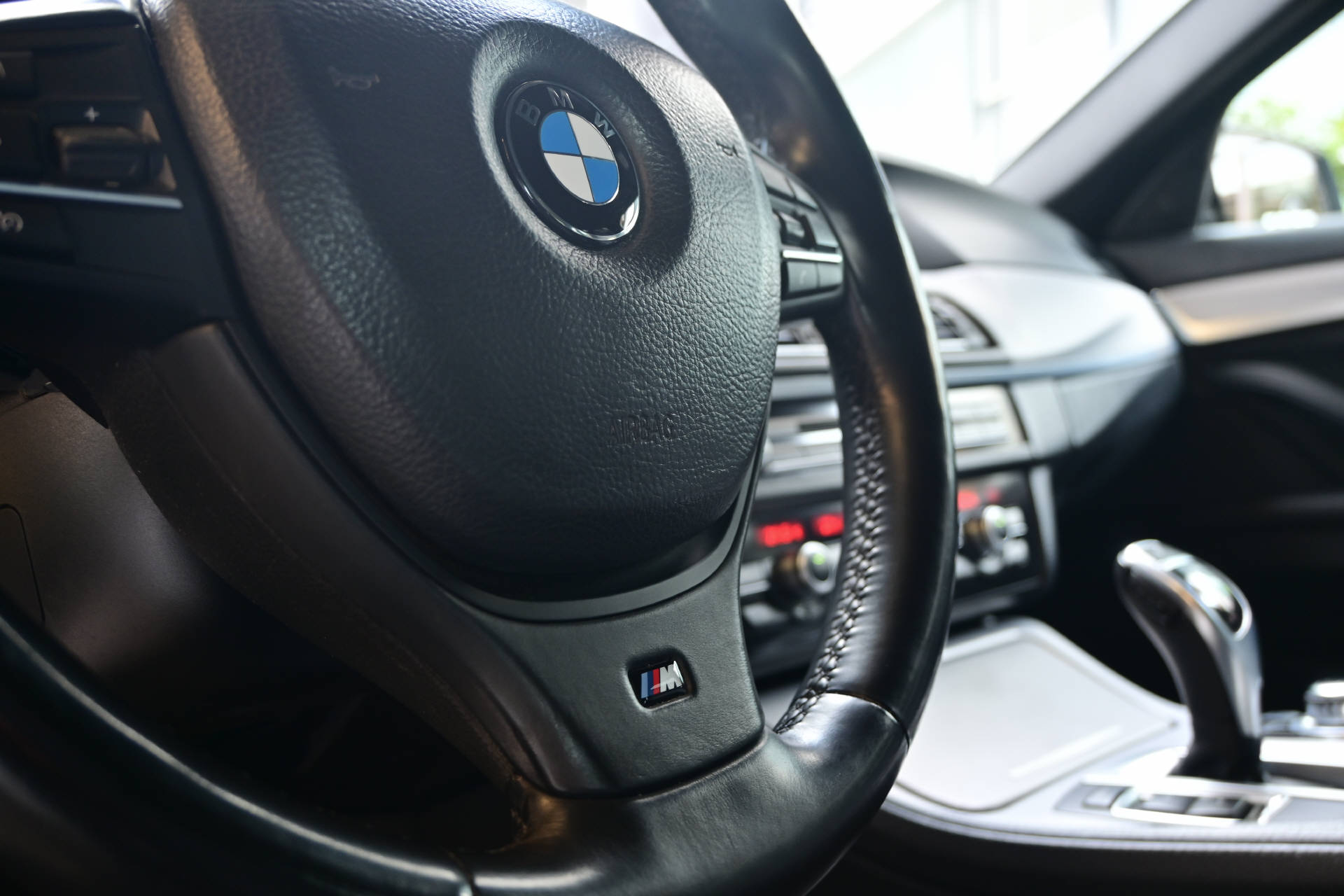 BMW M 550d xDrive Touring-image-10