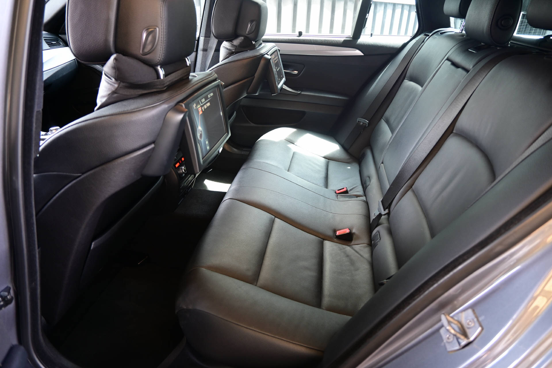 BMW M 550d xDrive Touring-image-16