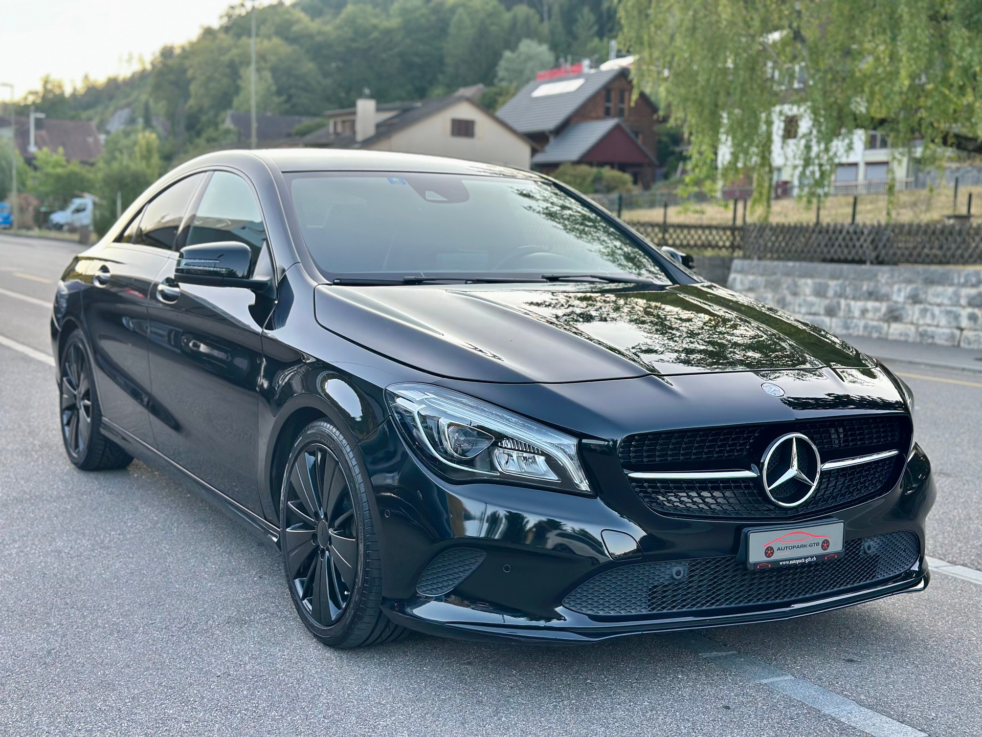 MERCEDES-BENZ CLA 200 d Night Star 7G-DCT-showroom-element-1
