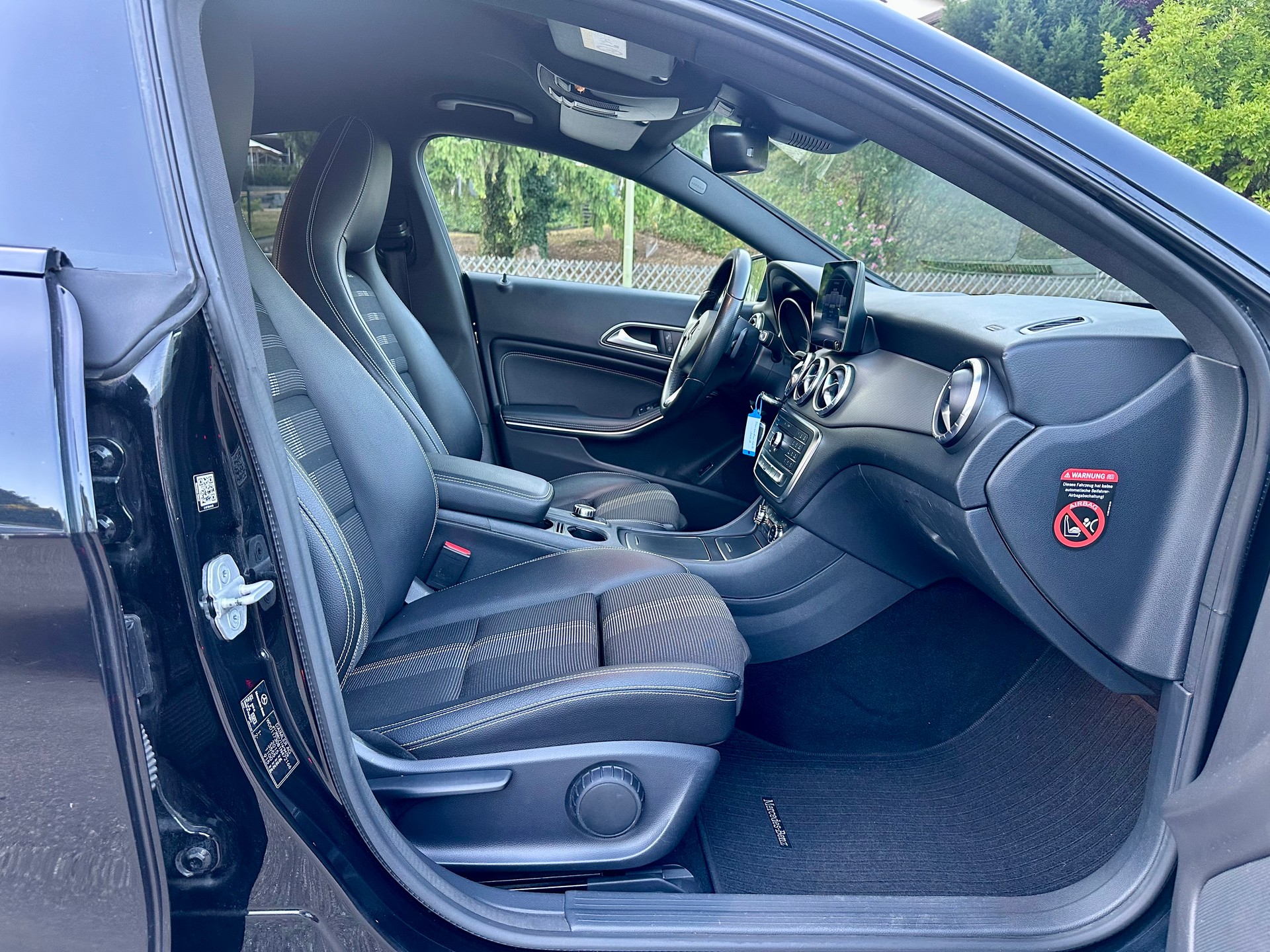MERCEDES-BENZ CLA 200 d Night Star 7G-DCT-image-11